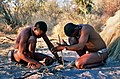 San-demonstrasjon av å gjera opp eld med trepinnar i Botswana. Foto: Ian Sewell