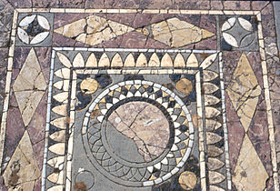 Opus sectile géométrique romain, en marbres divers. Triclinium d'été de l'Insula de Jason, Cyrène, Libye.