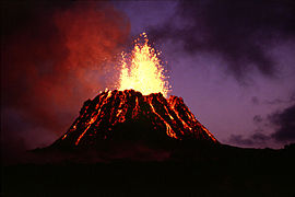 O cone Puʻu ʻŌʻō em Kīlauea, no Hawaiʻi, formado em 1983. A lava de baixa viscosidade fragmentou-se e formou tefras de diferentes tamanhos.