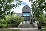 Robert L. Carothers Library and Learning Commons (construído em 1965, renovado em 1991)