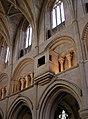 Abadia de Malmesbury, o clerestório é o nível superior com janelas.