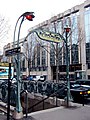 Nach wie vor typisch für viele Zugänge: Von Hector Guimard entworfenes Dekor im Stil des Art nouveau an der Station Kléber