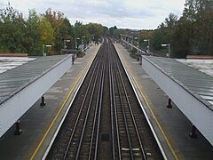 De sporen en perrons gezien uit het stationsgebouw, rechts de sporen voor de sneldienst en trein.