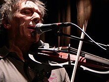 John Cale hraje na violu při koncertě v Turnhoutu v roce 2006