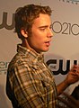 Dustin Milligan interpreta Ethan Ward.