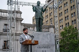 El presidente Gabriel Boric inaugura estatua en honor a Patricio Aylwin en la Plaza de la Ciudadanía el 30 de noviembre de 2022.