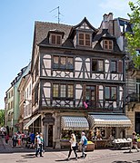 Une chapellerie sur la place de la Cathédrale.