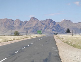 Nationalstraße B1 und Große Karasberge bei Narubis zwischen Keetmanshoop und Grünau