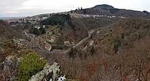 Grande photographie des gorges de la Durolle prises depuis le sommet de la montagne.