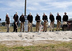 Von neun Personen synchron durchgeführter Spatenstich in einer Zeremonie für die neue Verwaltungseinrichtung des Navy Reserve Forces Command in Norfolk, im US-Bundesstaat Virginia am 9. März 2007