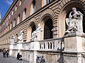 La Bayerische Staatsbibliothek de 1843, bâtiment représentatif du Rundbogenstil (« style de l’arc en plein cintre » littéralement), aux diverses influences notamment classiques et romanes. Populaire pendant le Gründerzeit, époque de l'essor industriel et des mouvements de réunification allemands.