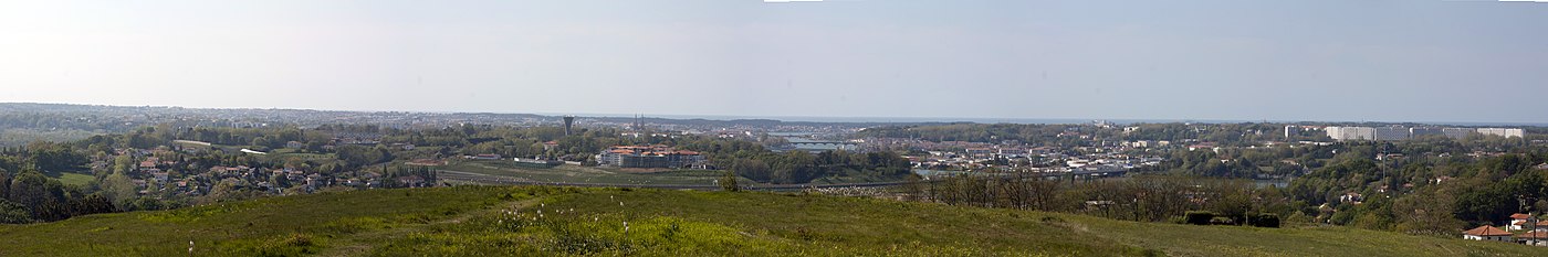 Baionako ekialdearen eta Atturri ibaiaren ikuspegi panoramikoa Mugerre aldetik ikusita.