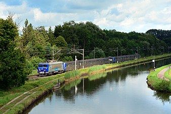 BB 22259 en tête de deux rames réversibles régionales.