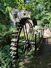 Ancien rouet avec sa roue à aubes