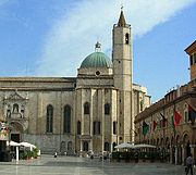 Ascoli: Piazza del Popolo