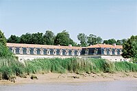 La façade Est de la Corderie vue depuis le fleuve Charente