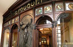 En el número 6, la fachada de la tienda del joyero Georges Fouquet diseñada en 1901 por Mucha, Musée Carnavalet