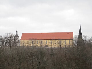 Das Planitzer Schloss mit Schloss- und Lukaskirche (rechts)