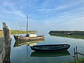 Het haventje met een roeiboot en een oude vissersschuit