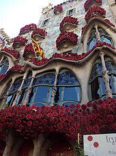 A building in central Barcelona that is covered in thousands of roses.