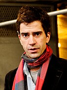 Hamish Linklater interprète Andrew.