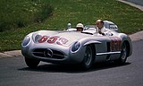 Mercedes-Benz 300 SLR gelijkend op de winnaar uit 1955 gereden door Stirling Moss en Peter Collins