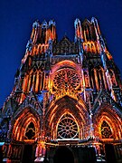 Spectacle nocturne Régalia projeté sur la façade.