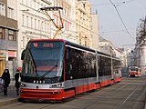 Een lagevloertram met jacobsdraaistellen in Praag