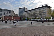 Kennedyplatz mit dem ehem. Amerikahaus im Vordergrund, v. l.: Heroldhaus, Kennedy-Tower, Allbauhaus