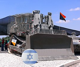 D9R de Tsahal (blindé de quatrième génération) exposé lors de l'exposition Yom Ha'atzmaut du commandement terrestre (armée), 2008 (vue de face, à droite).