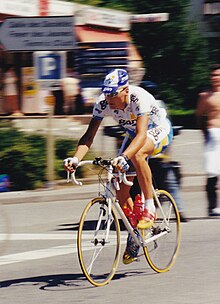 Photographie d'un cycliste en course.