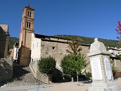 L'église Saint-André d'Olette et le monument aux morts.