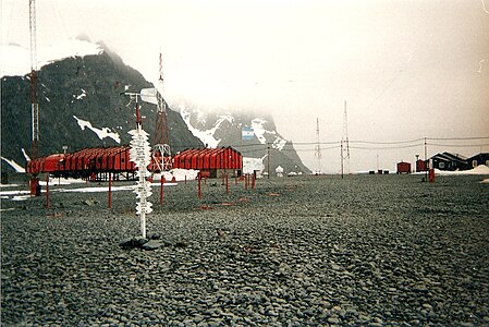 La base argentina Òrcades, la població estable humana més antiga a l'Antàrtida (des de 1904), 1996