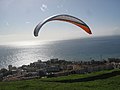 Prática de parapente desde o Pico da Cruz, para as zonas do Amparo, Ajuda e Piornais