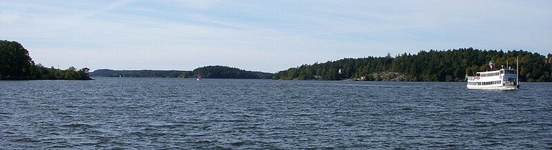 Östra Mälaren västerut med vy från Gröndals västra udde (Ekensberg). S/S Drottningholm (1909) på väg in mot Stockholms stadshus.