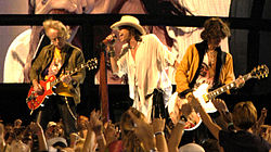 Aerosmith koncert 2003. szeptember 4-én a Washingtoni National Football League-ban. Balról jobbra: Brad Whitford, Steven Tyler és Joe Perry.