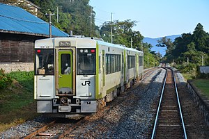 真滝駅付近を走行するキハ100形（2016年10月）