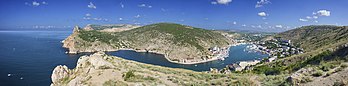 Vista panorâmica do golfo de Balaclava. Base de submarinos na época da União Soviética, é atualmente um museu naval aberto ao público. Crimeia, Ucrânia. (definição 1 280 × 315)