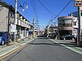 県道30号線毛呂山町医大前交差点の側からみた県道186号線。写真奥が毛呂駅。