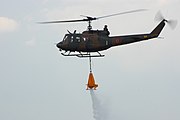 UH-1Jによる空中消火のデモンストレーション