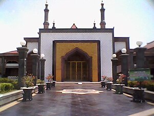 Masjid Raya At Taqwa Cirebon tampak depan.