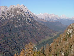 A hágó délről nézve: A Pala-hegylánc (Pale di San Martino), a 2872 m magas Monte Agner (Agnèr), középen a Moiazza-csoport, jobbra a Duran-hágó, mögötte messze az Antelao