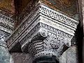 Un chapiteau de la basilique Sainte-Sophie, en marbre blanc délicatement sculpté.