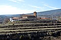 Vista xeneral (septentrional) de la parroquial de Alobras (Teruel), asitiada sobre un cerrito alomado, con detalle del abancalamiento (2017).