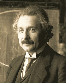 Albert Einstein voor het bord tijdens een voordracht te Wenen in 1921.