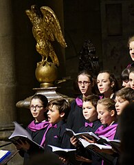 Maîtrise lors de la Nuit des cathédrales de 2014. Près d'eux, l'aigle (le lutrin) derrière les ailes duquel quelques-uns des chantres se rassemblaient.