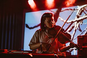 Astrid Sonne jouant de l'alto sur scène