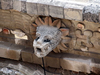 Bustu en piedra de Quetzalcóatl, abondosamente repitíu nel templu de Teotihuacan.