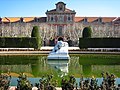 Place d'Armes, avec la sculpture Desconsol de Josep Llimona et au fond, le Parlement de Catalogne.