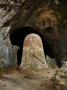 Gedenkstein in der Gessnergrotte von der Ermitage Arlesheim. Der Gedenkstein mit Namen, Leier (Symbol für Sänger) und Palette (Symbol für Maler), nach unten weisender Fackel (Symbol für Trauer) und Lorbeerkranz (Symbol für Ruhm). Der Gedenkstein wurde nach der Zerstörung 1793 im Jahr 1811 wiederhergestellt.